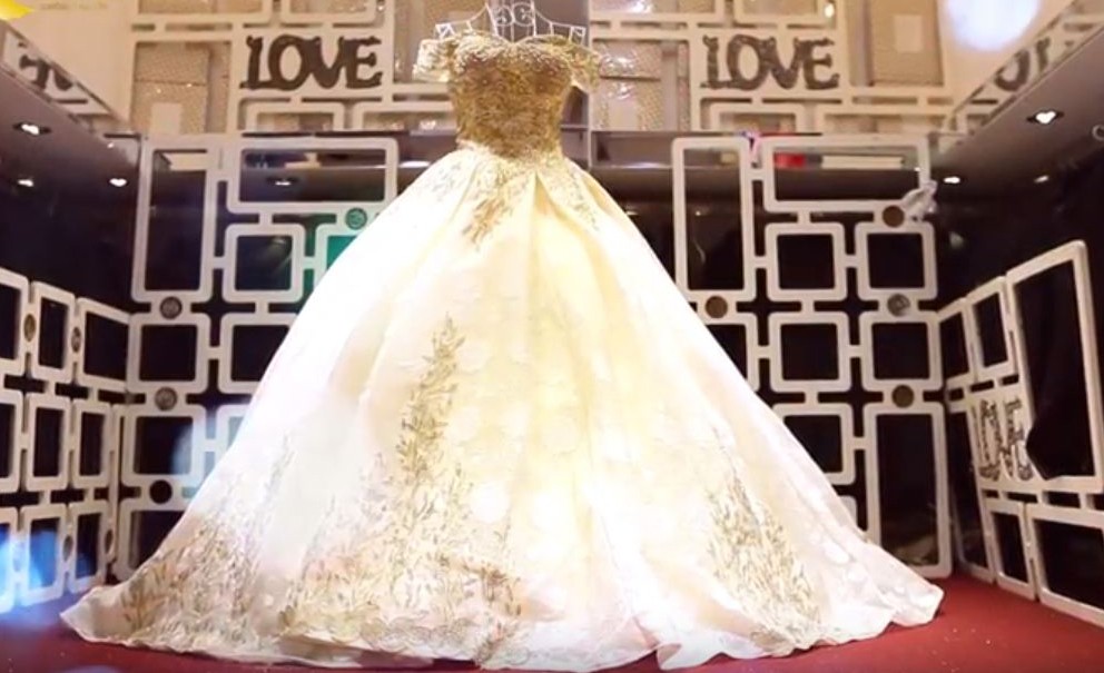 Cận cảnh váy cưới gắn 10.000 viên pha lê của MC thời tiết Mai Ngọc