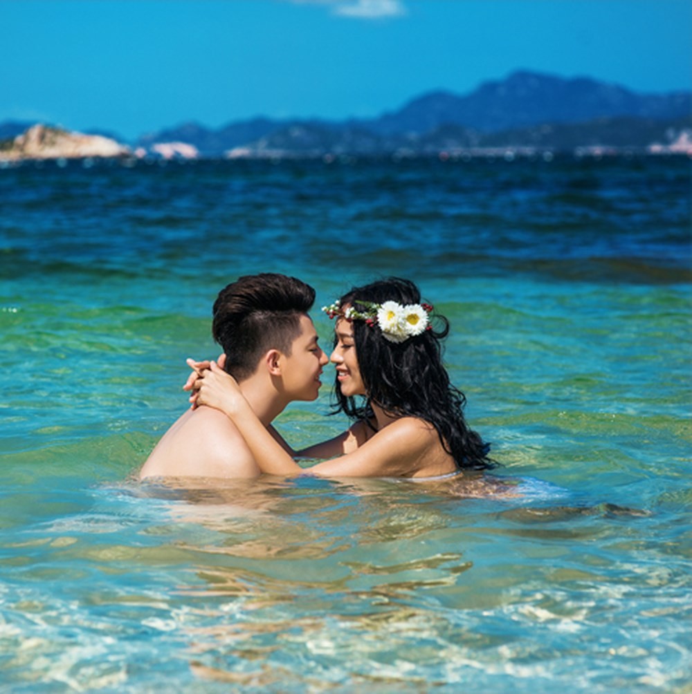 Chụp ảnh cưới romantic: Tình yêu là một cảm xúc tuyệt vời và để lưu giữ lại những khoảnh khắc này, đừng quên tham gia chụp ảnh cưới romantic để được chia sẻ tình yêu của cặp đôi đầy lãng mạn.