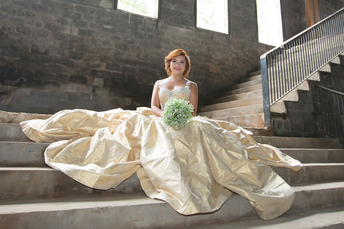 Marry Blog :: Váy cưới màu vàng ánh kim ren nổi sang trọng