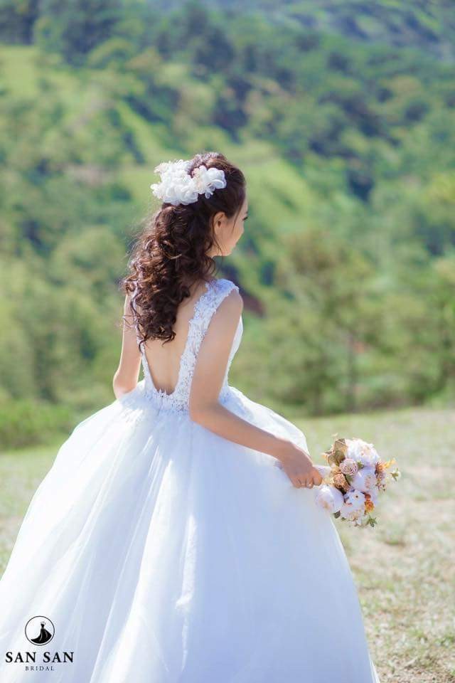 Váy cưới Thanh Tú kín đáo khác xa lúc dự event khoe chân 1m2 - 2sao