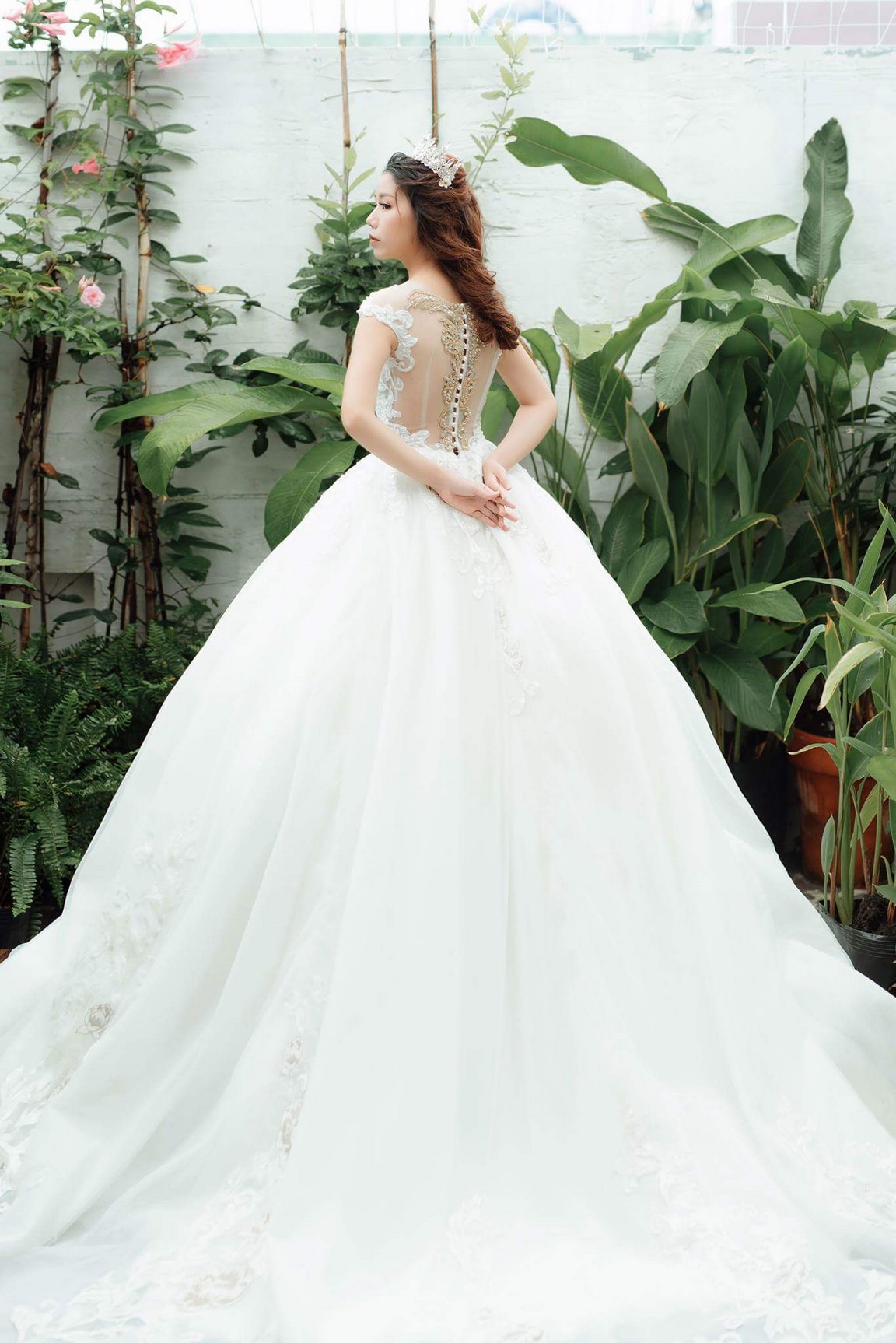 Mẫu váy cưới hở lưng đẹp quyến rũ nhất cho mùa cưới 2020