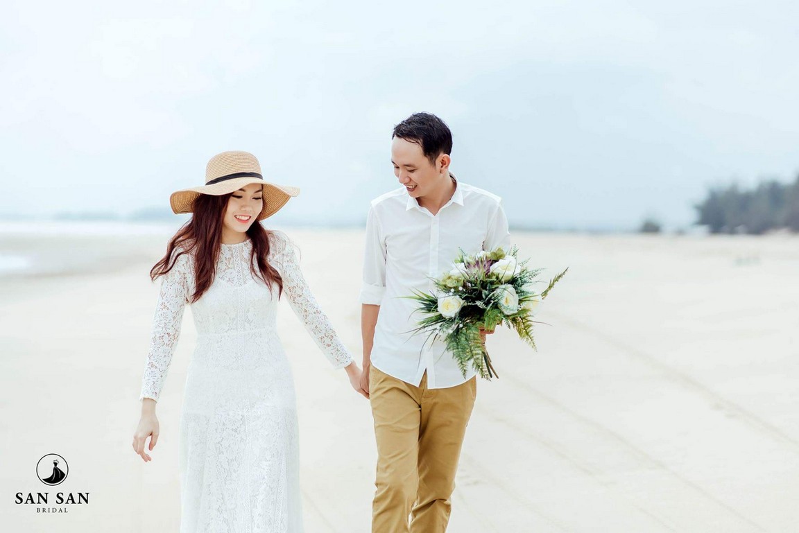 Đà Nẵng - thành phố đáng sống nhất Việt Nam, cũng là địa điểm lý tưởng để chụp ảnh cưới. Với bãi biển trải dài, cùng những địa điểm du lịch đẹp và độc đáo, bạn sẽ có những bức ảnh cưới lãng mạn, đầy phong cách tại đây. Hãy để chúng tôi giúp bạn giữ lại những khoảnh khắc tuyệt vời nhất trong ngày cưới của bạn.