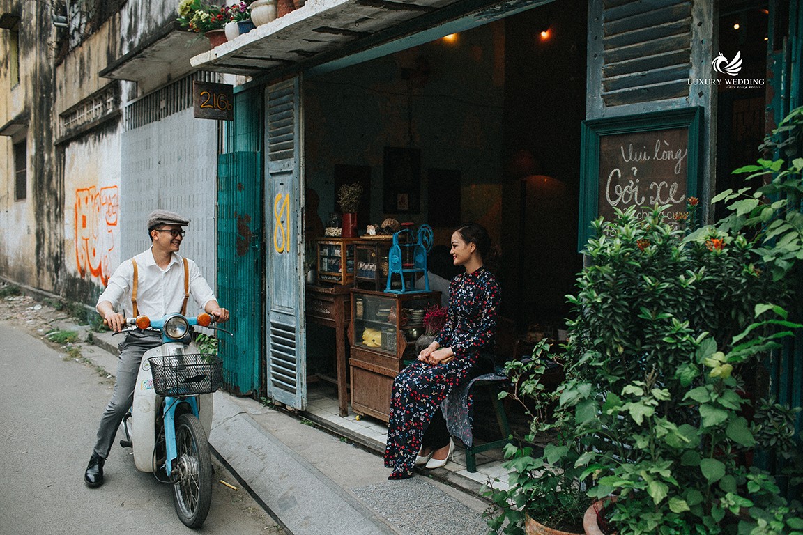 Tận hưởng không gian lãng mạn của những năm 60 và tạo nên những bức ảnh cưới vintage đầy lãng mạn. Những chi tiết như chiếc xe cổ đời đầu thế kỷ, những cặp đôi trong những bộ đồ vintage, sẽ mang đến một kỷ niệm đẹp và không quên cho ngày trọng đại của bạn.