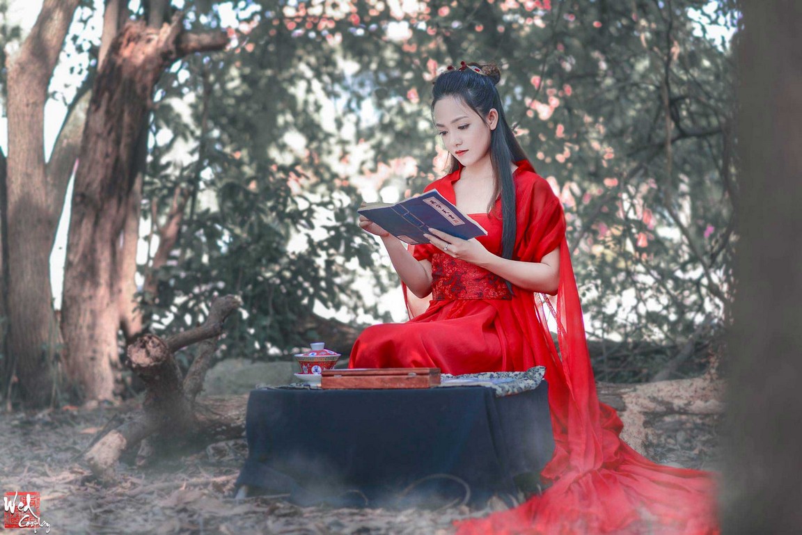 Ngắm loạt mỹ nhân Hoa ngữ đẹp mê hồn trong váy áo cổ trang đỏ rực | Giải Trí