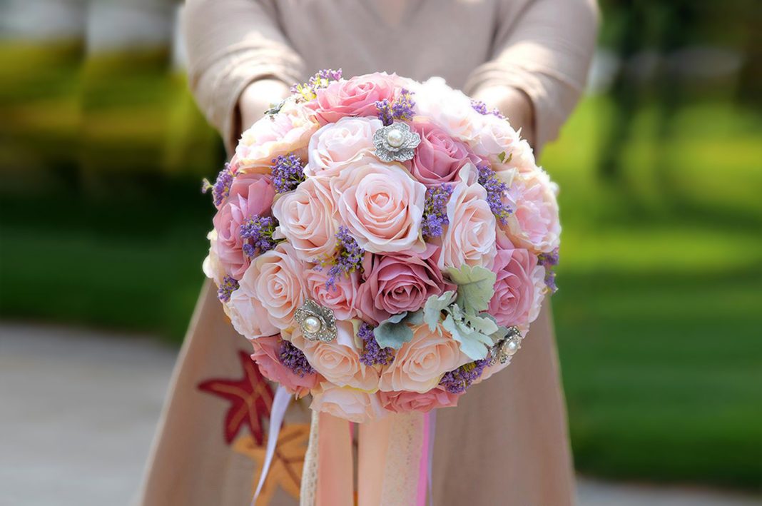 Bó hoa cầm tay cô dâu