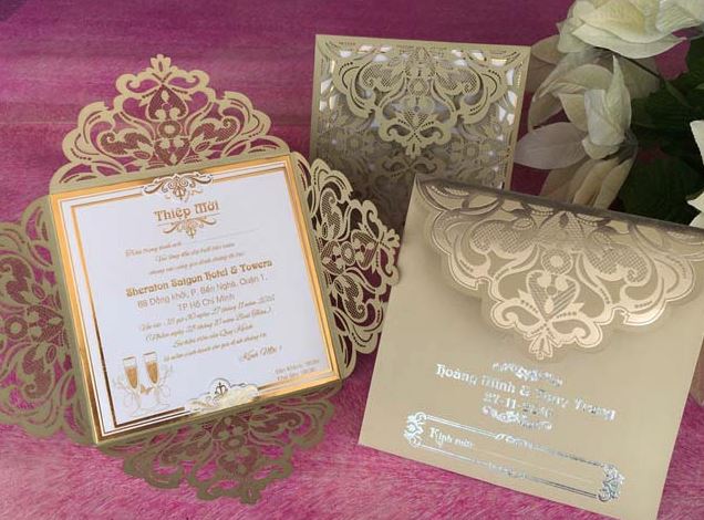 Mẫu thiệp mời đám cưới đẹp ấn tượng với họa tiết hoa hồng