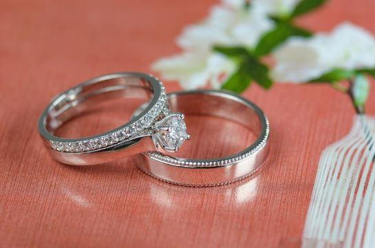 đeo nhẫn cưới đẹp