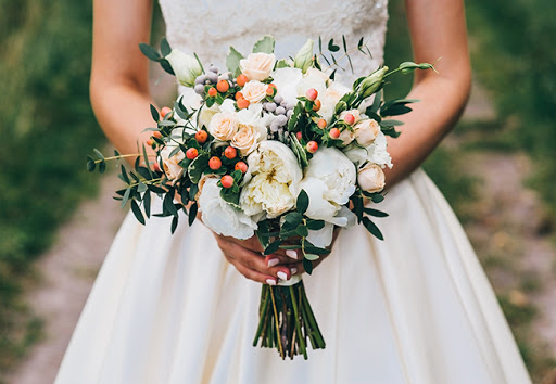 Với những mẫu hoa cưới đẹp sành điệu, tinh tế và tạo điểm nhấn cho ngày cưới của bạn. Những viên hoa này sẽ tôn lên vẻ đẹp của cô dâu và hài hòa với bức ảnh cưới để tạo nên một buổi tốt nghiệp cực kỳ tuyệt vời.