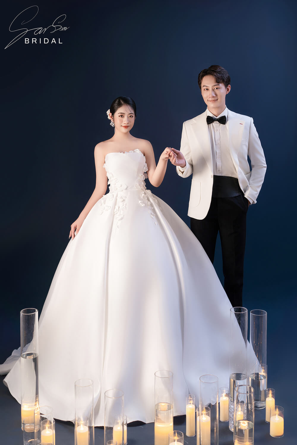Chụp ảnh cưới Hàn Quốc trong studio với phông nền xanh