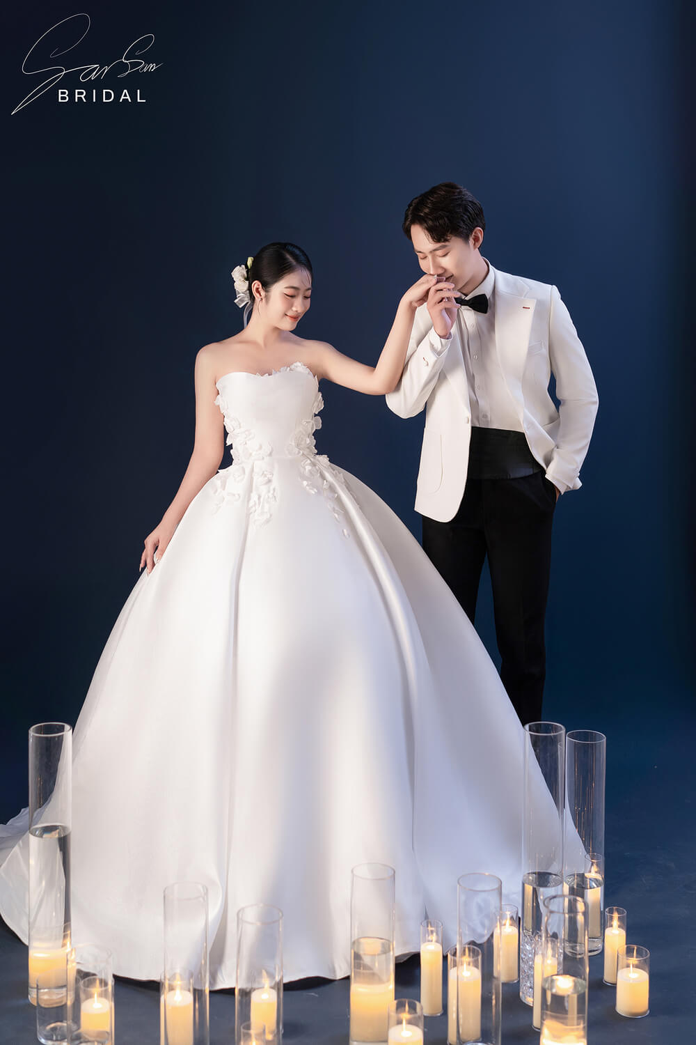 Chụp ảnh cưới kiểu Hàn với phông nền xanh dương
