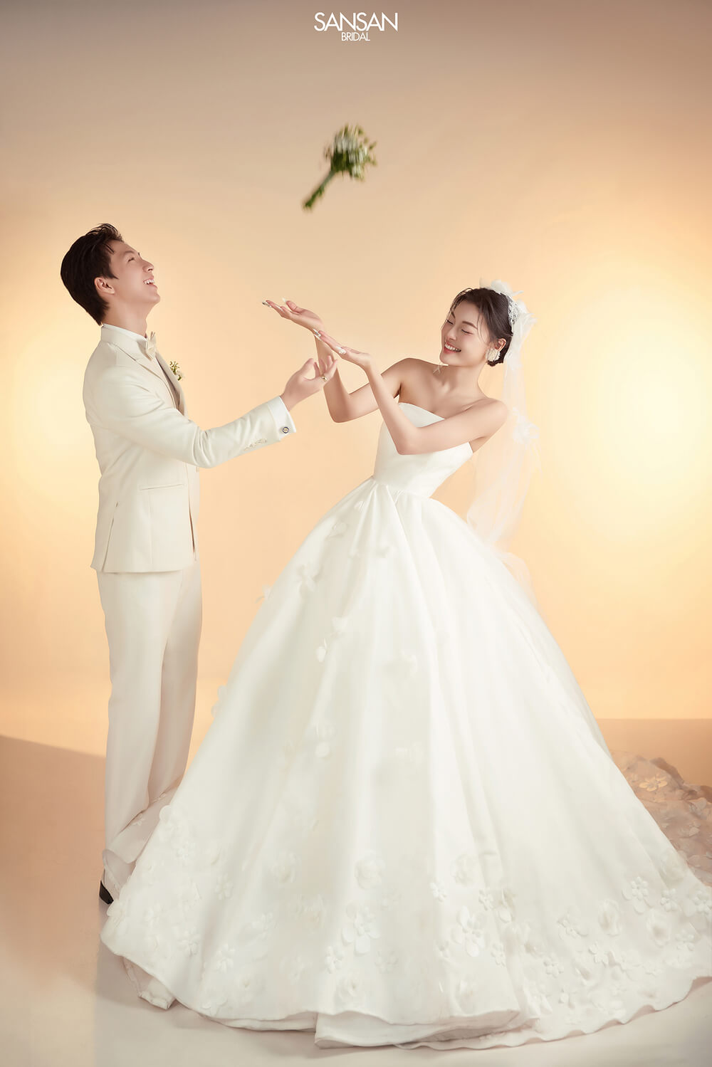 Bộ ảnh cưới Hàn Quốc với phông cam