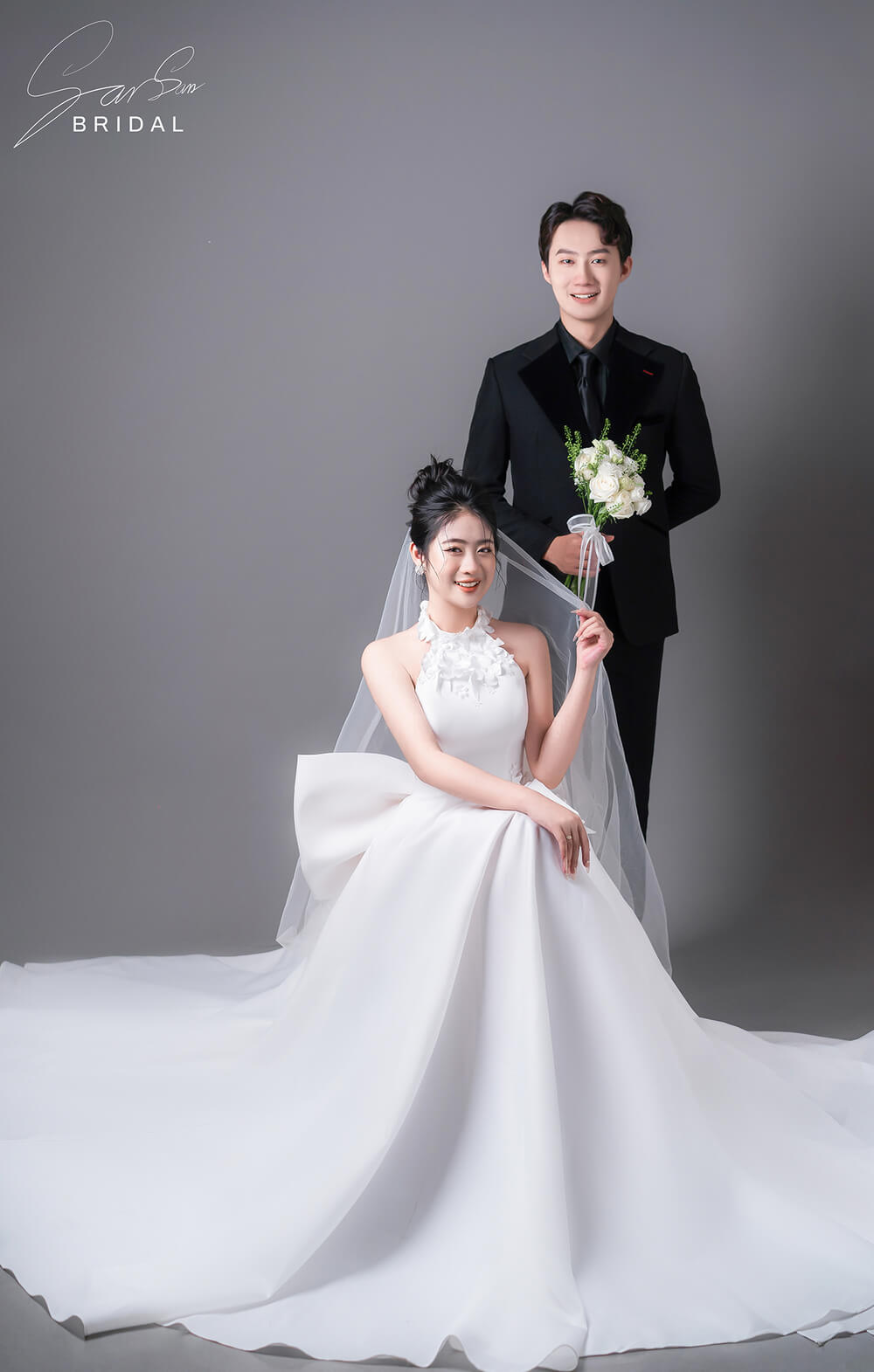 Chụp hình cưới Hàn Quốc với phông nền xám
