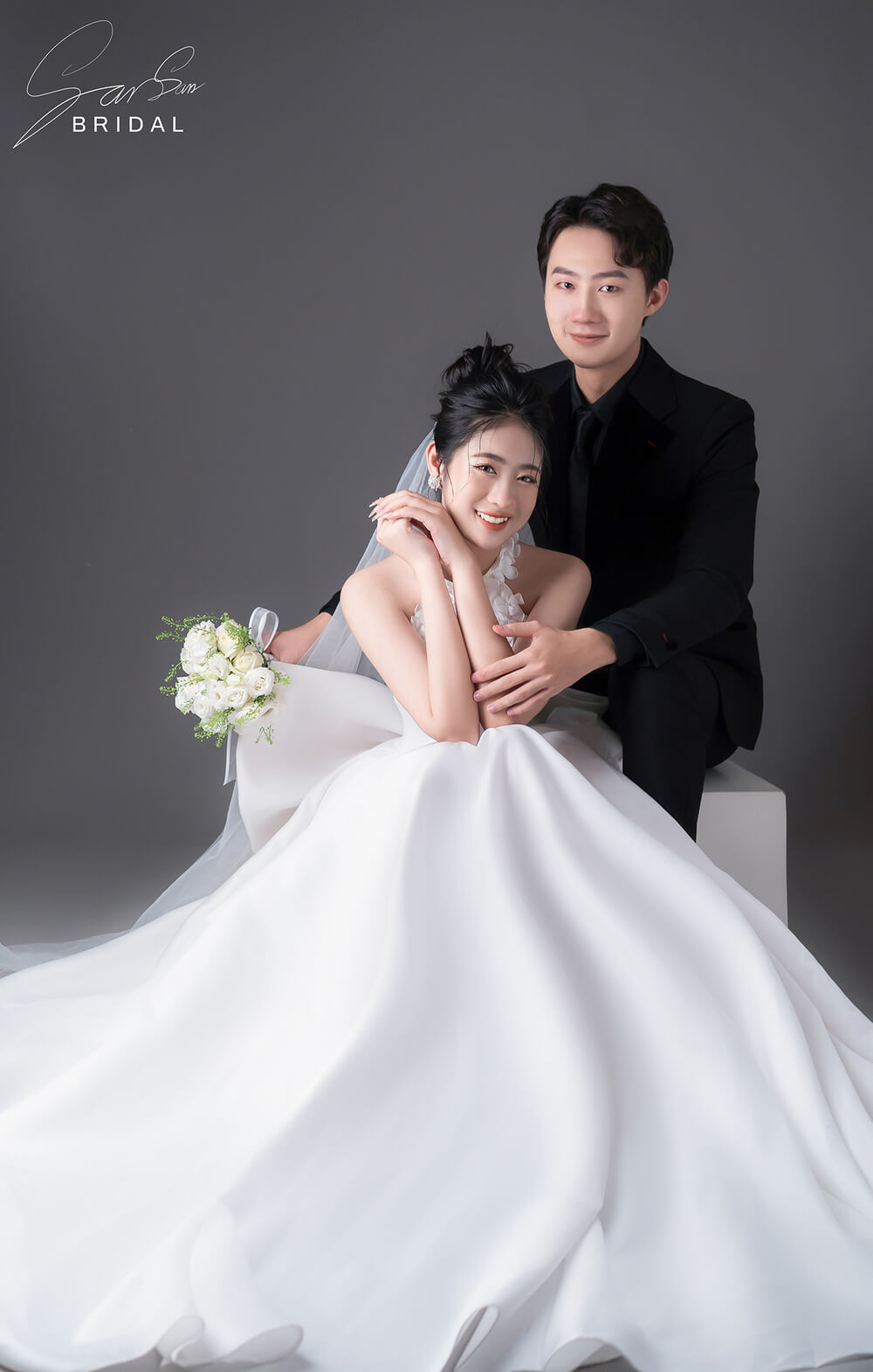 Concept chụp ảnh cưới Hàn Quốc với phông nền xám