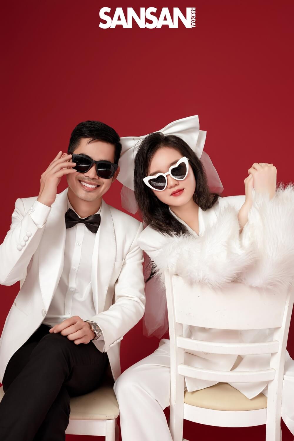 Concept chụp ảnh cưới Hàn Quốc với phông nền đỏ