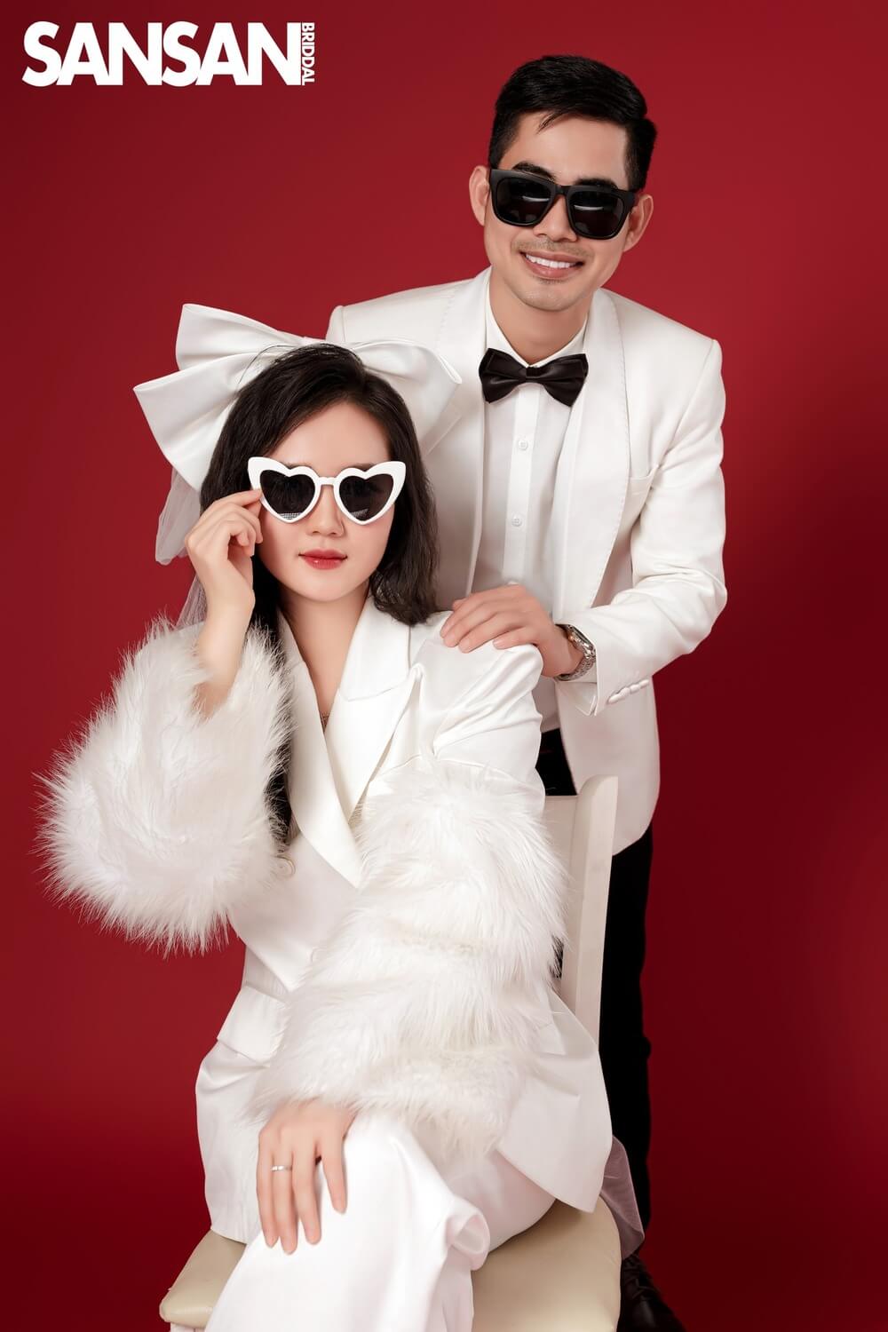 Chụp ảnh cưới Hàn Quốc trong studio với phông nền đỏ